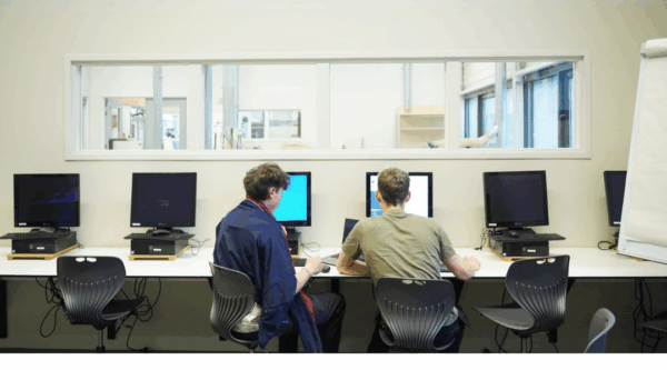 Twee studenten op computer