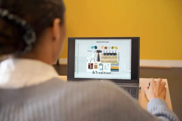 Student interieuradviseur op computer