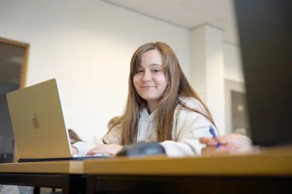 Student achter laptop