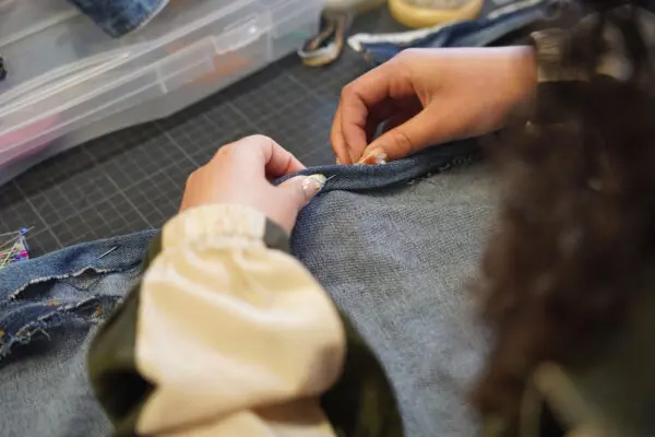 handen die iets maken met textiel