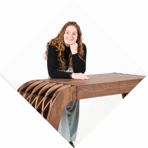 Een student met een houten tafel