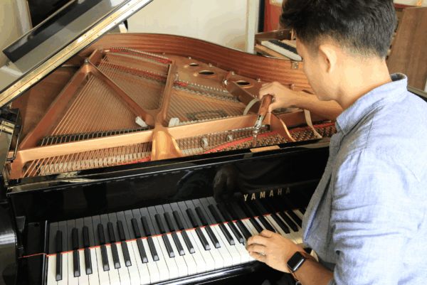 Student onderhoudt piano