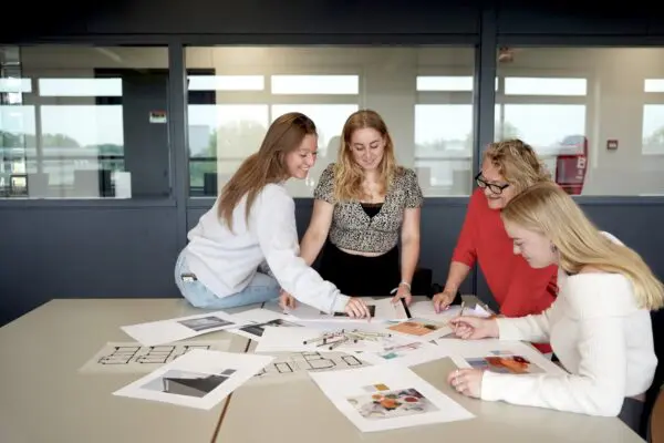 Studenten interieuradviseur hebben overleg