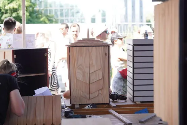 onze stand op Festival Op de Ring. Op deze foto is een ruilkast in wording te zien.