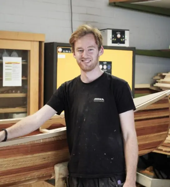Student leunt op boot