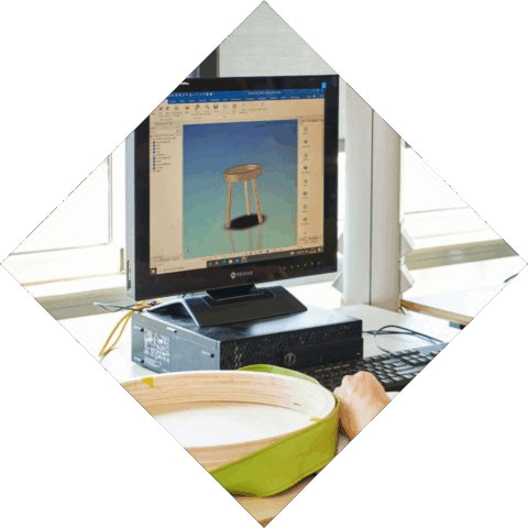 Student is op de computer bezig met ontwerpen van meubel