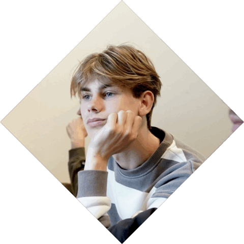 Student kijkt geconcentreerd ergens naar