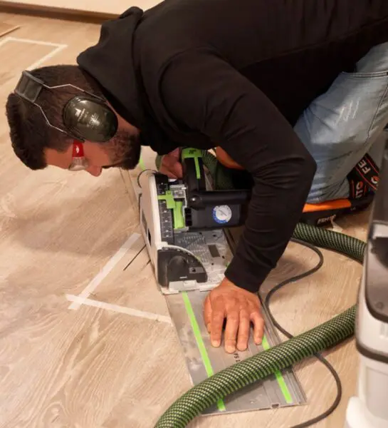 Student is bezig met een plank inzagen in de vloer