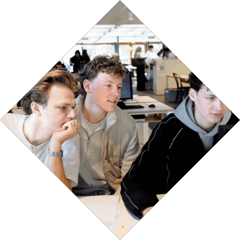 3 studenten kijken naar een beeldscherm