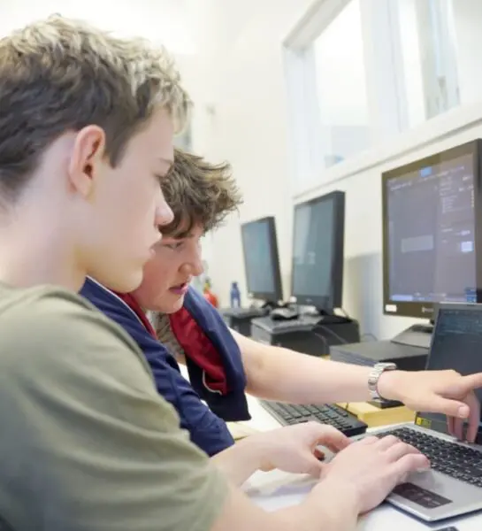 Studenten zijn aan het werk achter de laptop