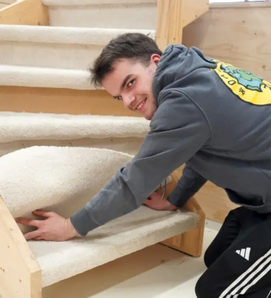 Student is een trap aan het stofferen