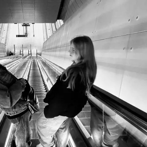 Student op de roltrap bij de Amsterdamse metro