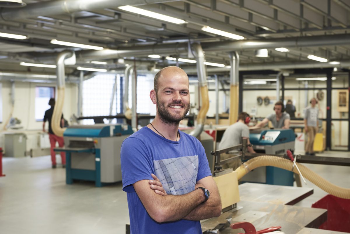 Hout en Meubileringscollege Collega Coen laat het zien&hellip; Hout en