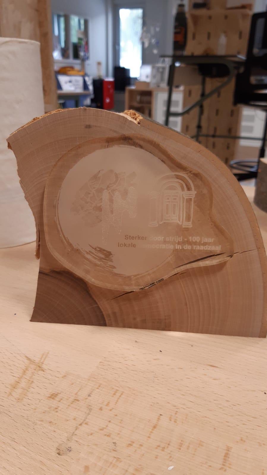 Hout en Meubileringscollege Studenten HMC overhandigen winnend logo